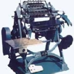 1989年，联营厂制造完成第一台整机设备- SX01锁线机。同年，联营厂共生产5台SX01锁线机。截止2009年，公司生产的SX01手摆式锁线机的总量已超过800台。 